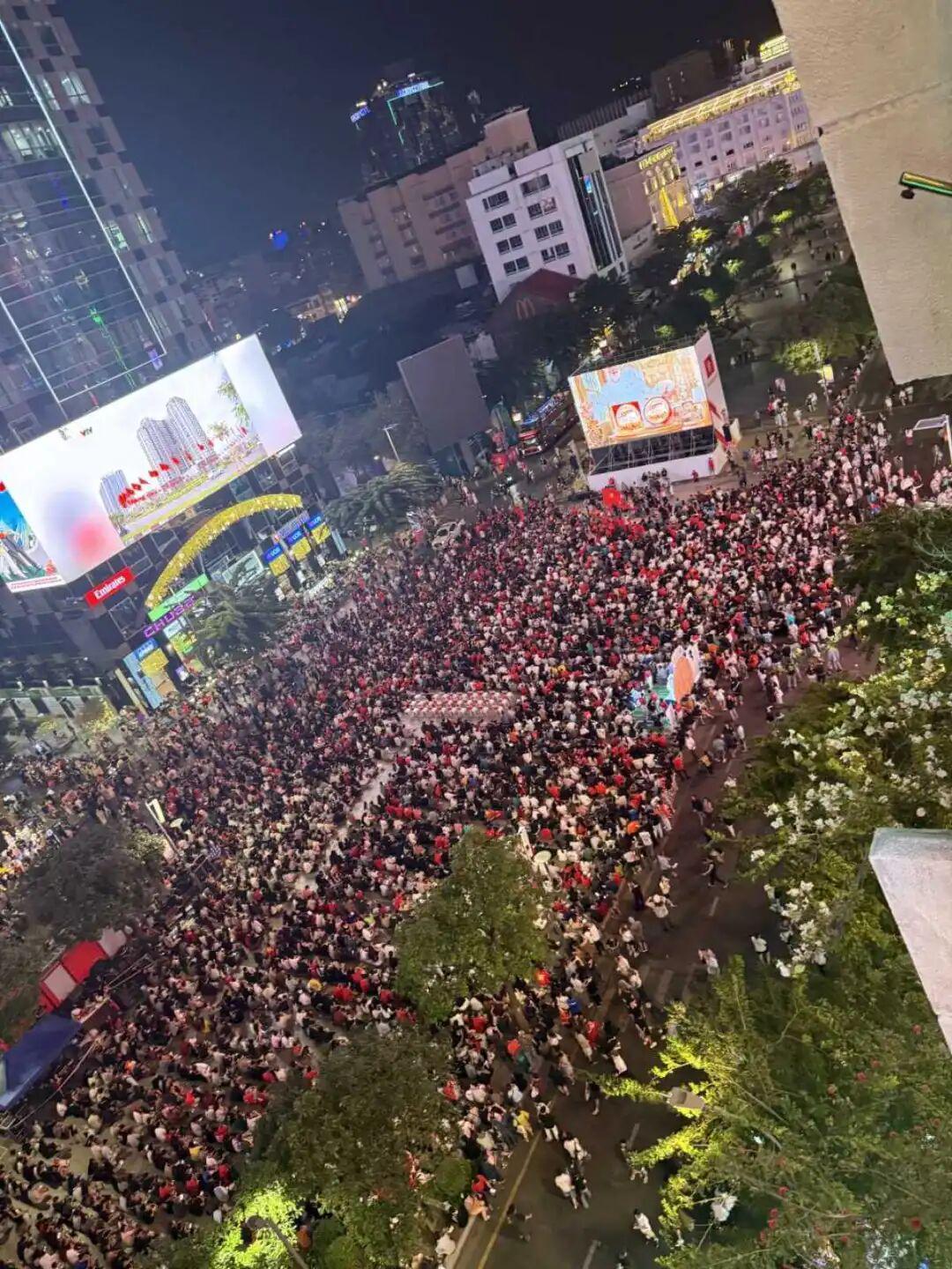 越南数万名球迷街头围观“中越之战”，郑州球迷“混入”其中：中国队进球时，周围是寂静的、我内心是沸腾的