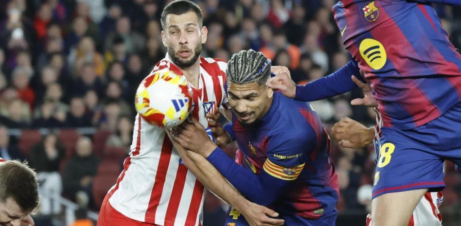 世体:阿劳霍客串中锋牵制作用突出,他可以成为巴萨应急选择